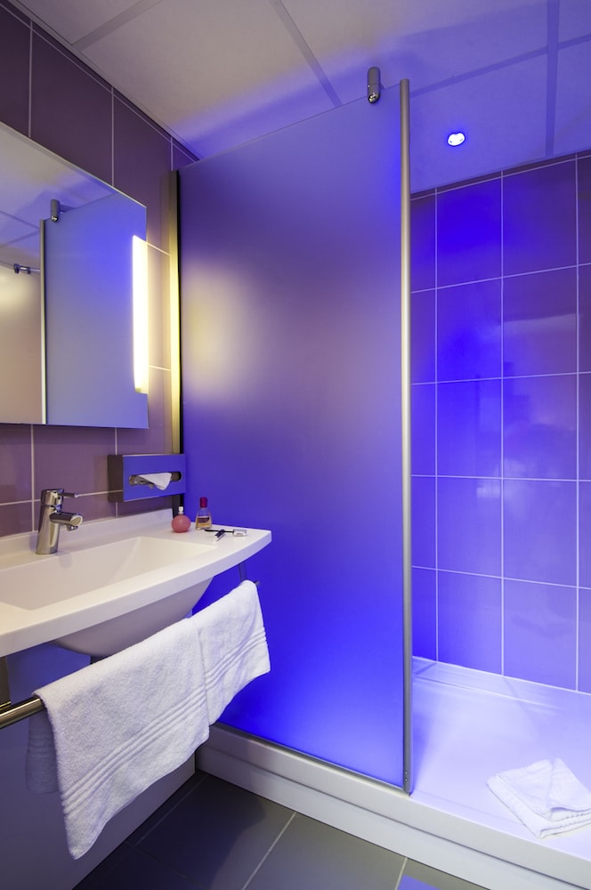 Suite familiar estándar con una cama doble y camas individuales del hotel Ibis Styles Bourges. Foto 15