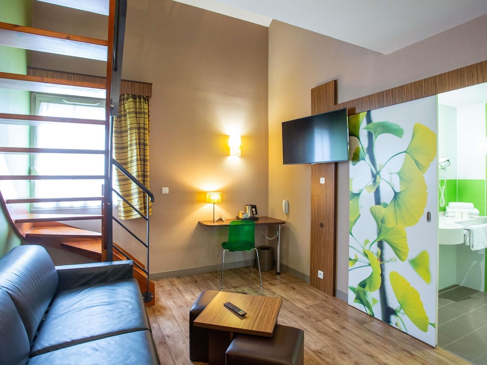 Habitación Privilege con una cama doble y un sofá del hotel Ibis Styles Bourges