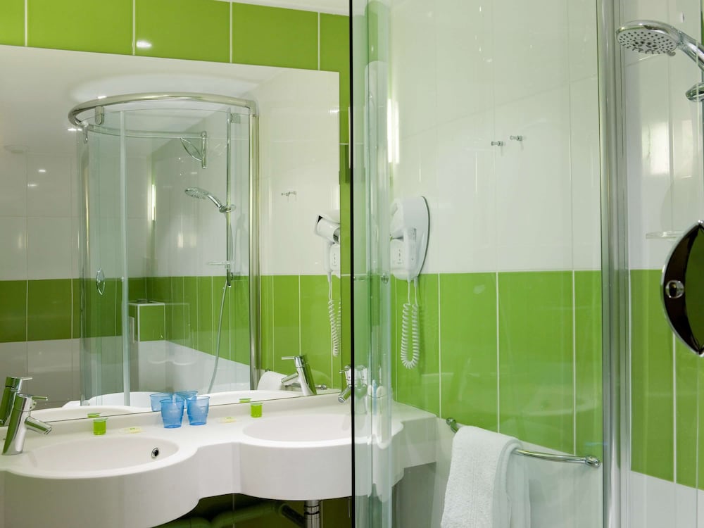 Habitación Privilege con una cama doble y un sofá del hotel Ibis Styles Bourges. Foto 3
