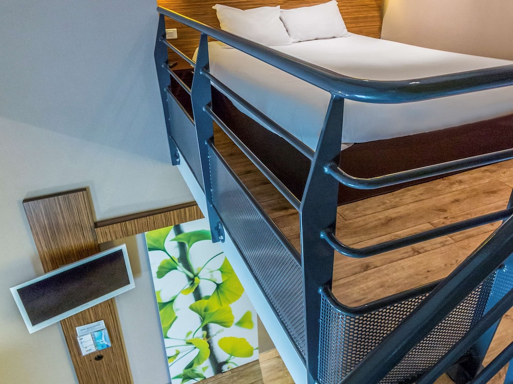 Habitación Privilege con una cama doble y un sofá del hotel Ibis Styles Bourges. Foto 4