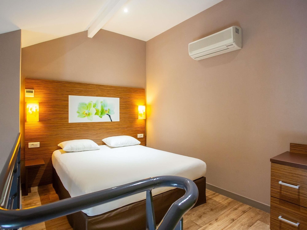 Habitación Privilege con una cama doble y un sofá del hotel Ibis Styles Bourges. Foto 5