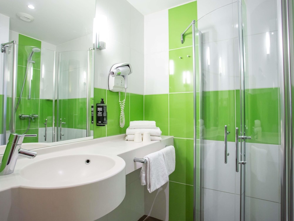 Habitación Privilege con una cama doble y un sofá del hotel Ibis Styles Bourges. Foto 8