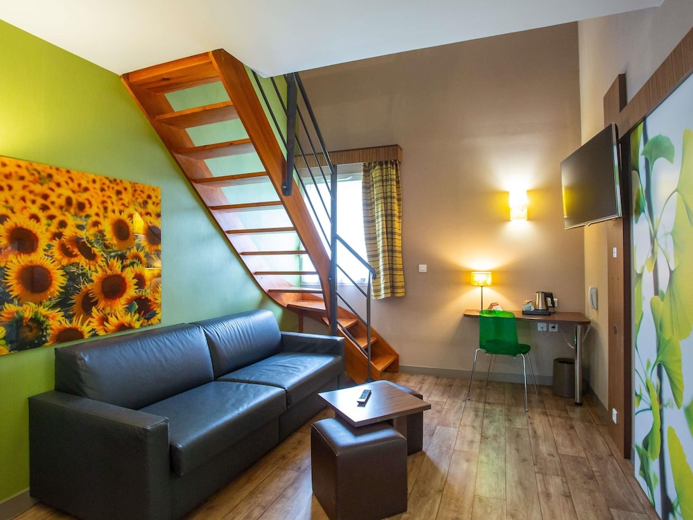 Habitación Privilege con una cama doble y un sofá del hotel Ibis Styles Bourges. Foto 9