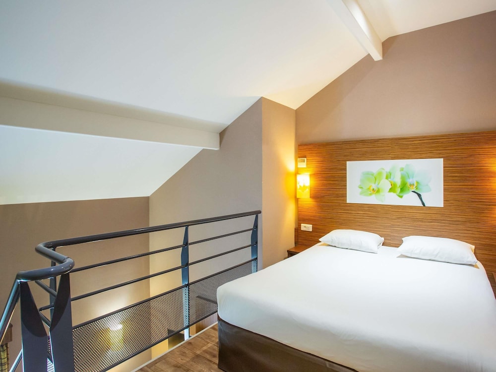 Habitación Privilege con una cama doble y un sofá del hotel Ibis Styles Bourges. Foto 10