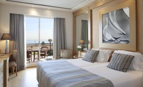 Habitación Doble Deluxe con terraza y vistas al mar - 1 o 2 camas del hotel Las Arenas Balneario Resort