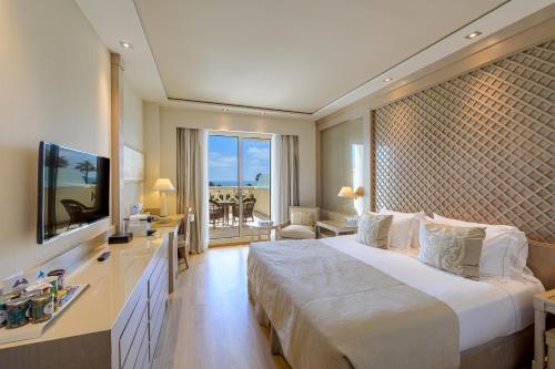 Habitación Doble Deluxe con terraza y vistas al mar - 1 o 2 camas del hotel Las Arenas Balneario Resort. Foto 1
