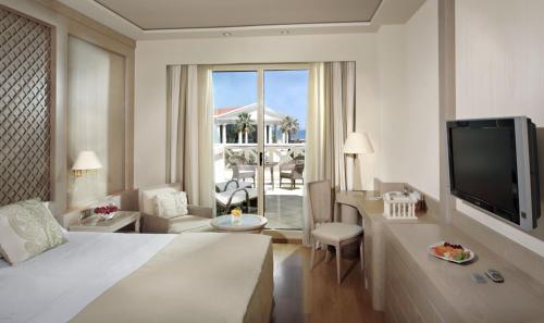 Habitación Doble Deluxe con terraza y vistas al mar - 1 o 2 camas del hotel Las Arenas Balneario Resort. Foto 2