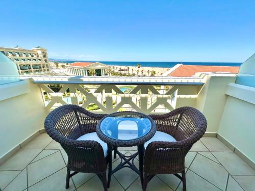 Habitación Doble Deluxe con terraza y vistas al mar - 1 o 2 camas del hotel Las Arenas Balneario Resort. Foto 3