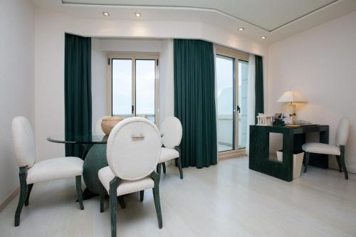 Suite Junior con vistas al mar del hotel Las Arenas Balneario Resort. Foto 8