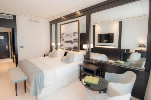 Habitación Doble Executive con terraza y vistas al mar - 1 o 2 camas del hotel Las Arenas Balneario Resort. Foto 3
