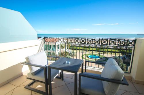 Habitación Doble Executive con terraza y vistas al mar - 1 o 2 camas del hotel Las Arenas Balneario Resort. Foto 5