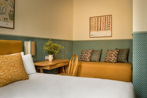 Habitación Doble Superior con terraza del hotel BYPILLOW Abril. Foto 1