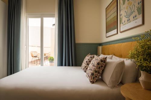 Habitación Doble Superior con terraza del hotel BYPILLOW Abril. Foto 5