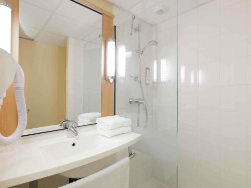 Habitación estándar con una cama doble y una cama individual del hotel Ibis Guingamp. Foto 1