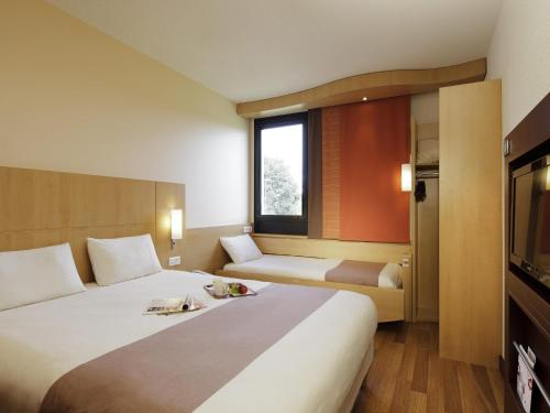 Habitación estándar con una cama doble y una cama individual del hotel Ibis Guingamp. Foto 2