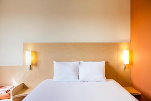 Habitación estándar con una cama doble y una cama individual del hotel Ibis Guingamp. Foto 3