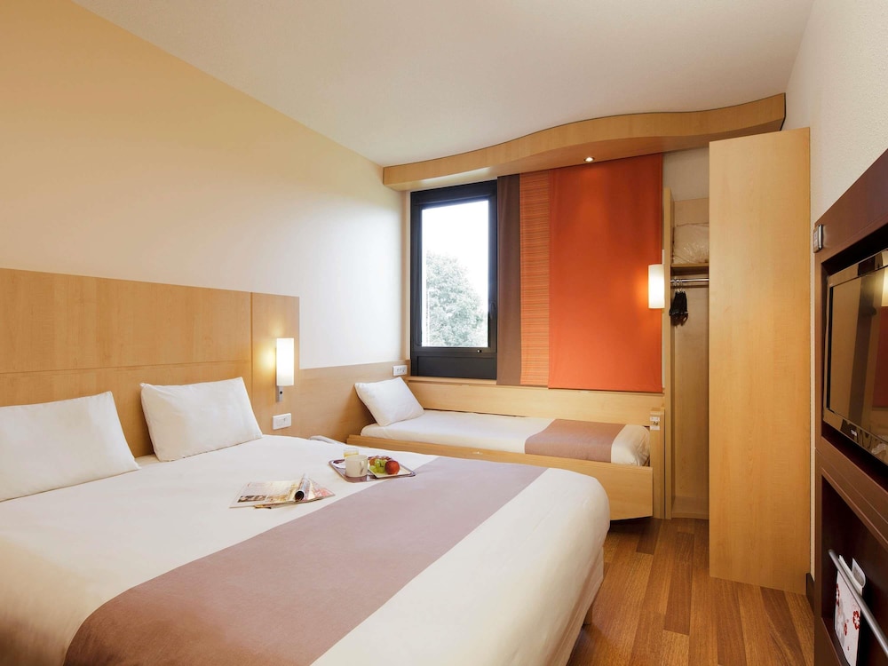 Habitación triple 1 Cama Individual 1 Cama doble del hotel Ibis Guingamp