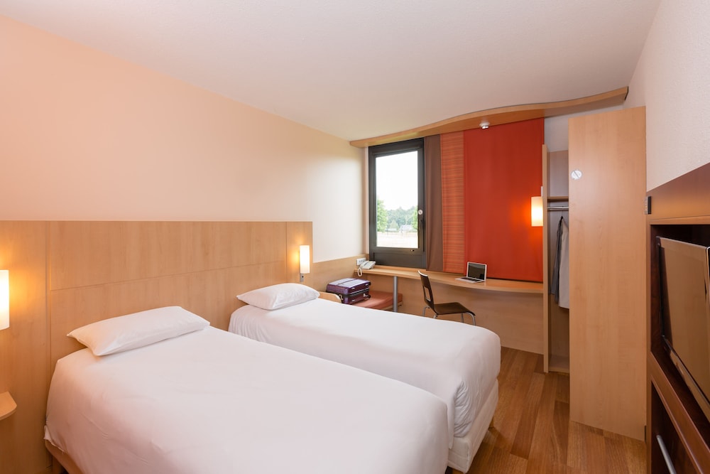 Habitación triple 1 Cama Individual 1 Cama doble del hotel Ibis Guingamp. Foto 2