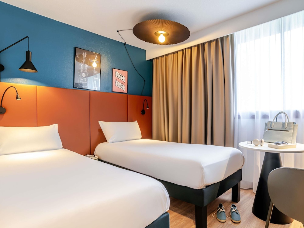 Habitación con dos camas individuales del hotel Ibis Bordeaux Saint Emilion