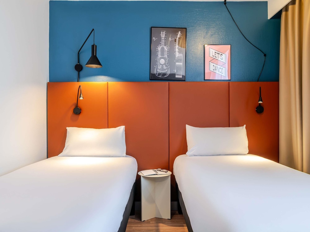 Habitación con dos camas individuales del hotel Ibis Bordeaux Saint Emilion. Foto 4