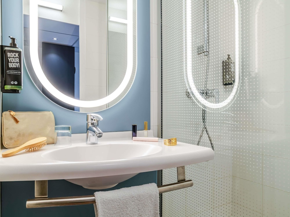 Habitación con dos camas individuales del hotel Ibis Bordeaux Saint Emilion. Foto 6