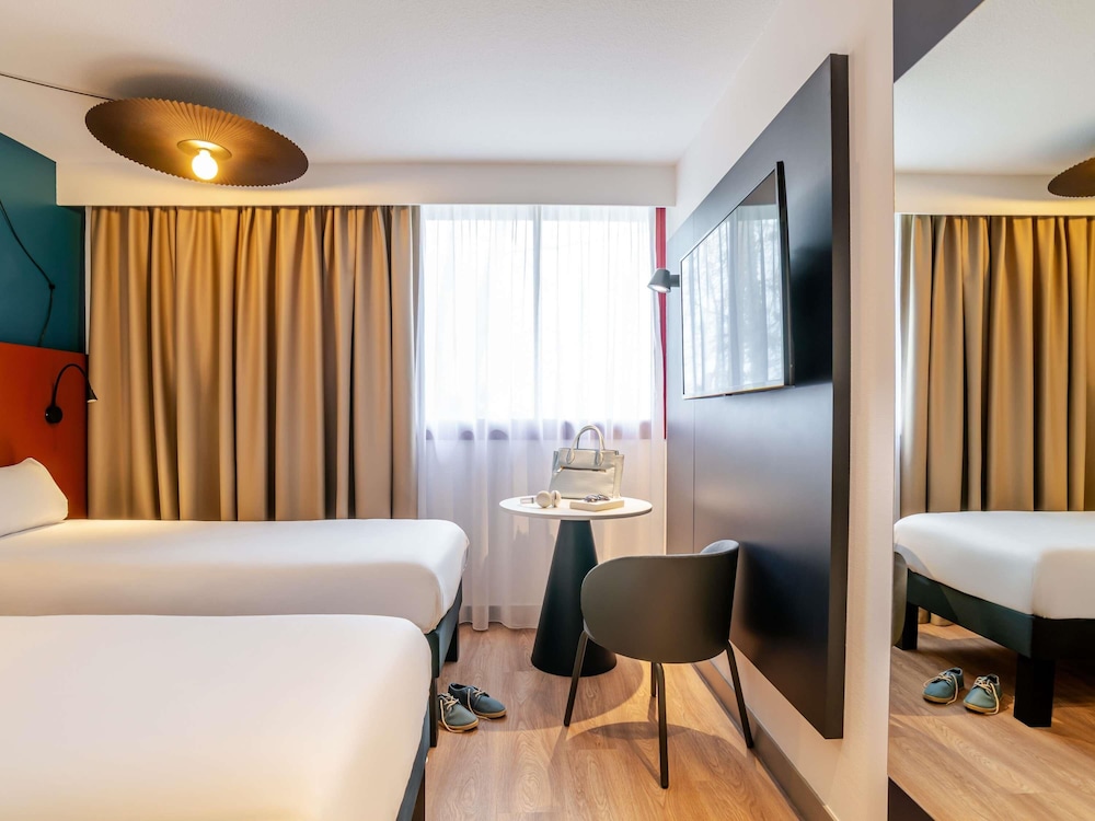Habitación con dos camas individuales del hotel Ibis Bordeaux Saint Emilion. Foto 7