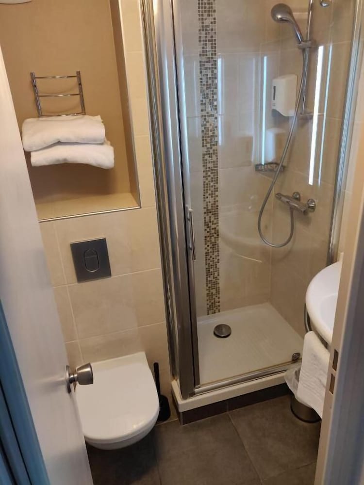 Habitación Estándar con 1 cama doble del hotel Ibis Styles Saint Brieuc Plerin. Foto 4