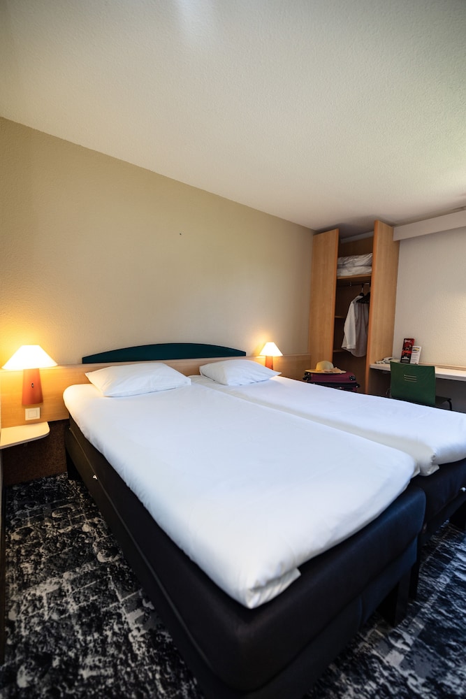 Habitación Estándar con camas gemelas del hotel Ibis Autun. Foto 1