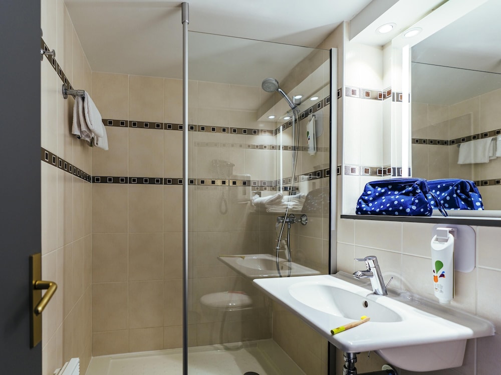 Habitación estándar con camas individuales del hotel Ibis Styles Douai Gare Gayant Expo. Foto 1