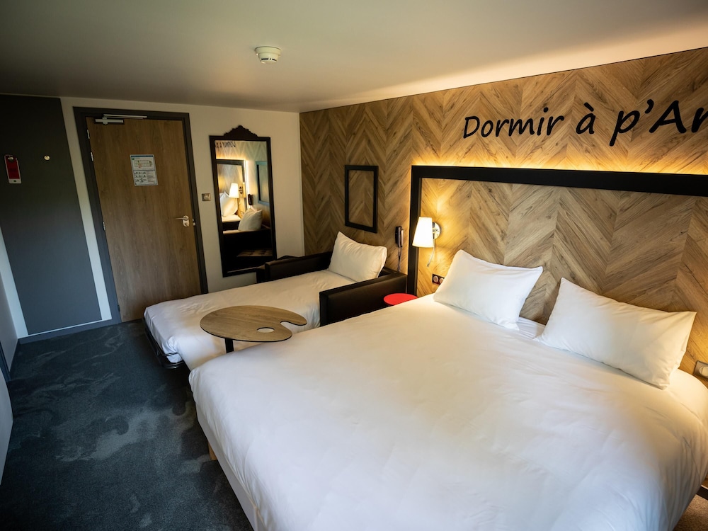 Suite estándar con 1 cama doble y 1 sofá del hotel Ibis Styles Douai Gare Gayant Expo