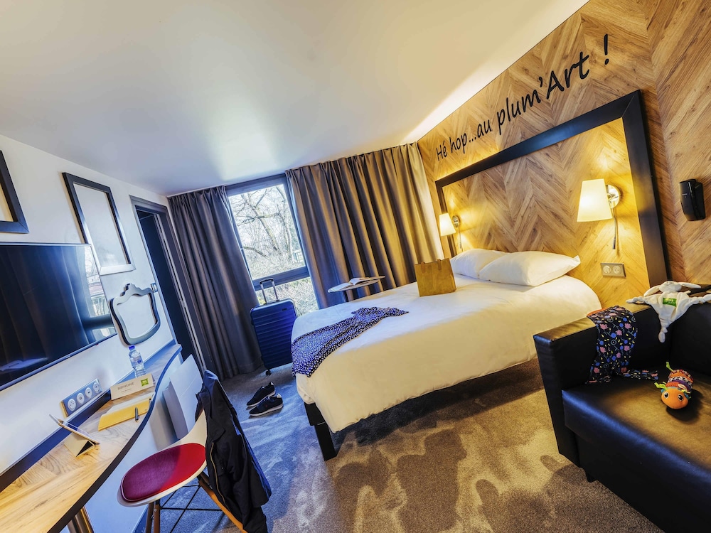 Suite estándar con 1 cama doble y 1 sofá del hotel Ibis Styles Douai Gare Gayant Expo. Foto 1