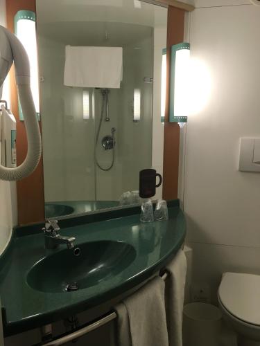 Habitación Doble Estándar del hotel Ibis Abbeville. Foto 13