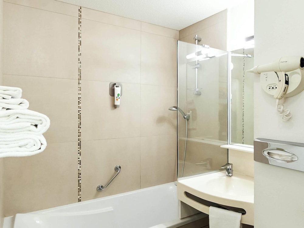 Habitación estándar con 1 cama doble y 1 sofá del hotel Ibis Styles Ouistreham. Foto 3