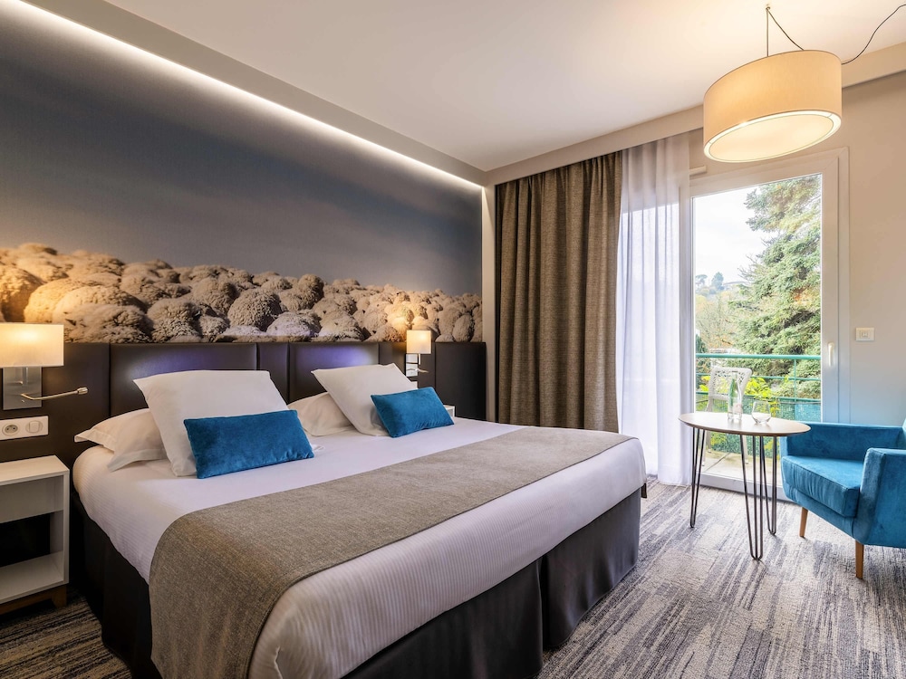 Habitación Superior con cama king size y balcón del hotel Mercure Castres L'occitan
