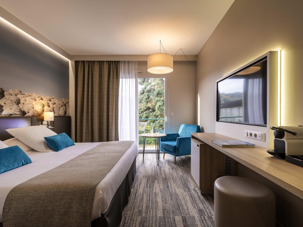 Habitación Superior con cama king size y balcón del hotel Mercure Castres L'occitan. Foto 3