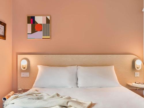 Habitación Pop con 1 cama doble del hotel greet Prévessin Genève Aéroport. Foto 1