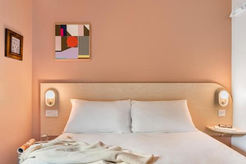 Habitación Pop con 1 cama doble del hotel greet Prévessin Genève Aéroport. Foto 4