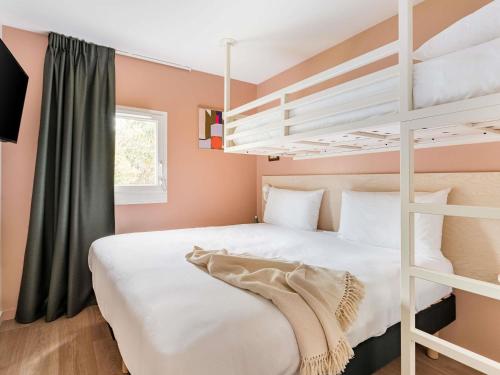 Habitación Pop Triple con 1 cama doble y 1 litera del hotel greet Prévessin Genève Aéroport