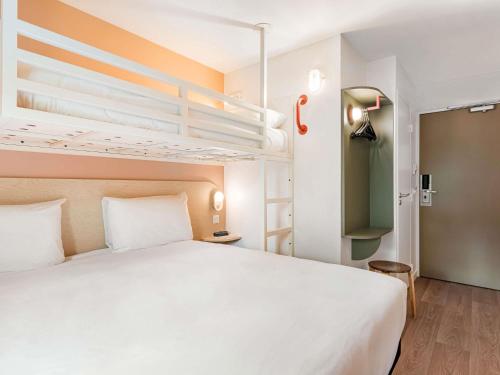 Habitación Pop Triple con 1 cama doble y 1 litera del hotel greet Prévessin Genève Aéroport. Foto 2