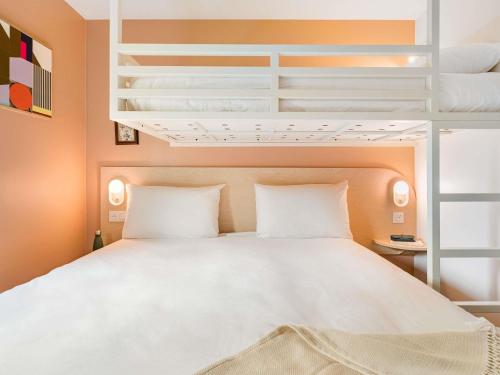 Habitación Pop Triple con 1 cama doble y 1 litera del hotel greet Prévessin Genève Aéroport. Foto 3