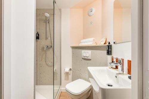 Habitación Pop Triple con 1 cama doble y 1 litera del hotel greet Prévessin Genève Aéroport. Foto 4