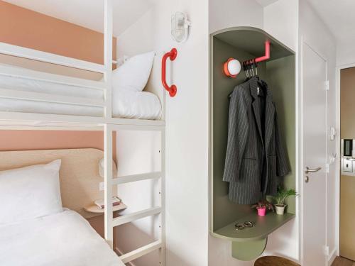 Habitación Pop Triple con 2 camas individuales y 1 litera del hotel greet Prévessin Genève Aéroport. Foto 1