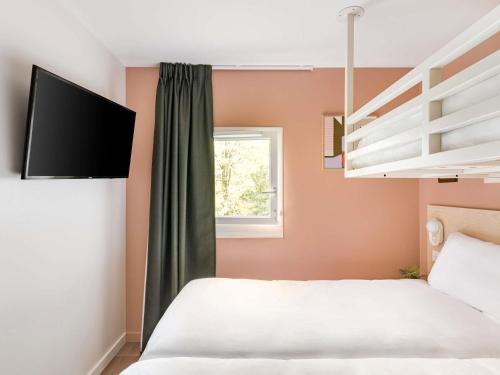 Habitación Pop Triple con 2 camas individuales y 1 litera del hotel greet Prévessin Genève Aéroport. Foto 4