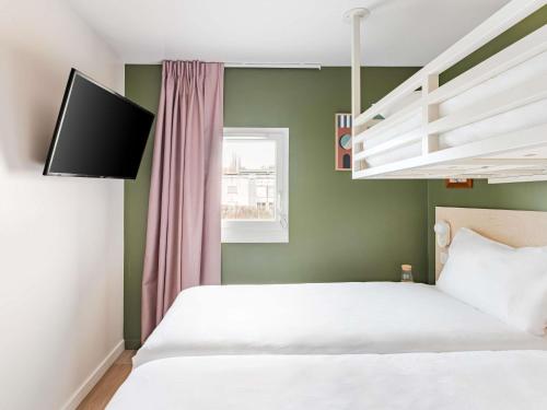 Habitación Pop Triple con 2 camas individuales y 1 litera del hotel greet Prévessin Genève Aéroport. Foto 5