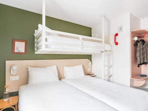 Habitación Pop Triple con 2 camas individuales y 1 litera del hotel greet Prévessin Genève Aéroport. Foto 6