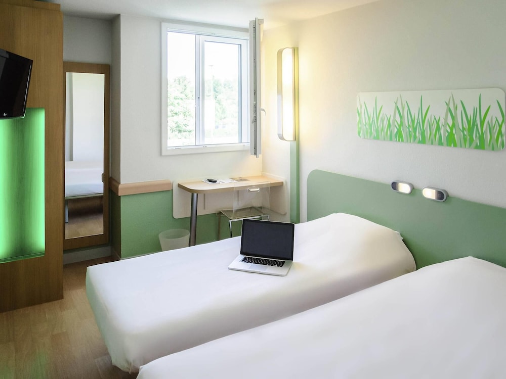 Habitación con dos camas individuales del hotel Ibis Budget Aeroport Le Bourget Garonor