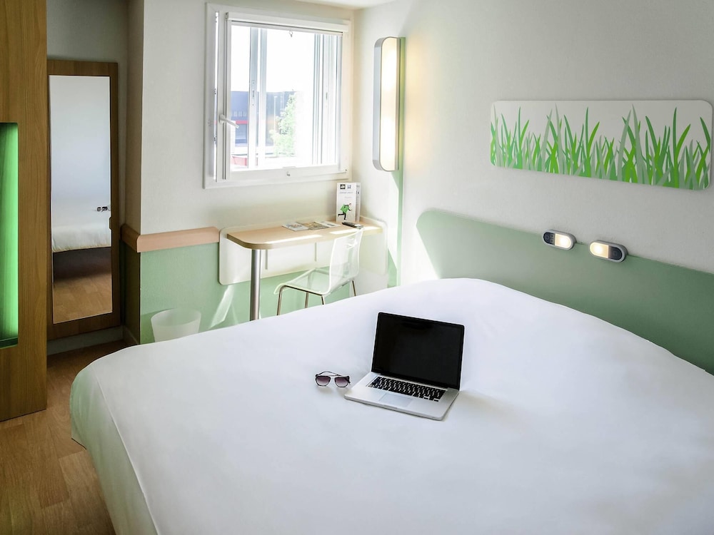 Habitación DOBLE con una cama de gran tamaño del hotel Ibis Budget Aeroport Le Bourget Garonor