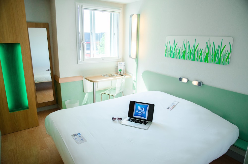 Habitación DOBLE con una cama de gran tamaño del hotel Ibis Budget Aeroport Le Bourget Garonor. Foto 1