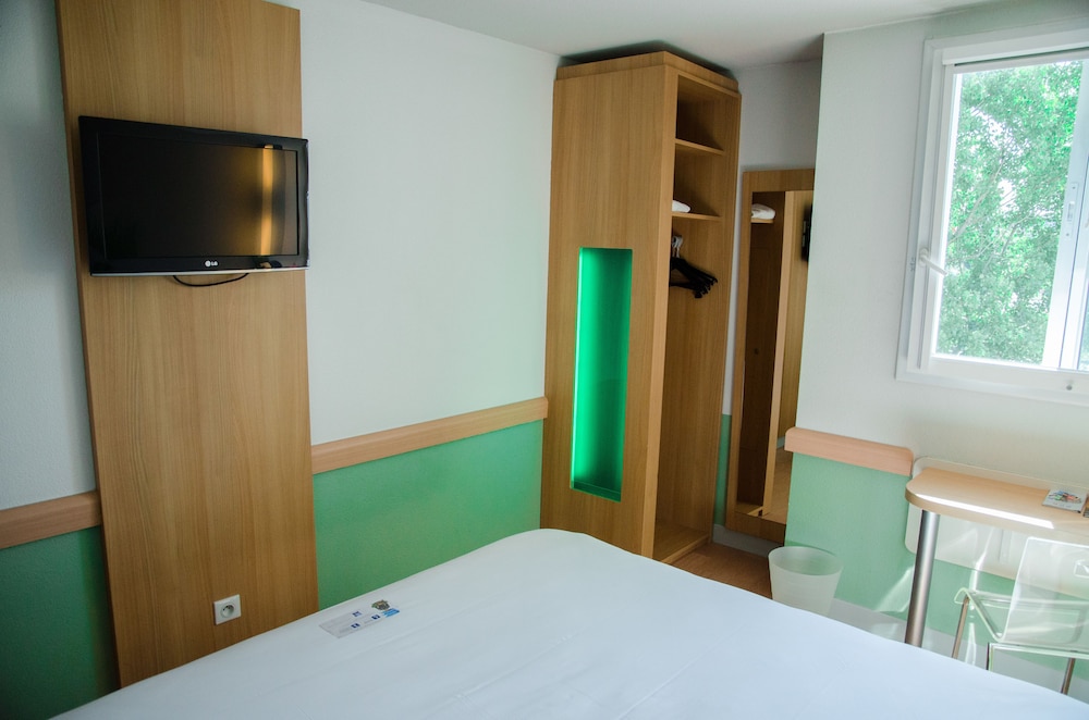 Habitación DOBLE con una cama de gran tamaño del hotel Ibis Budget Aeroport Le Bourget Garonor. Foto 2