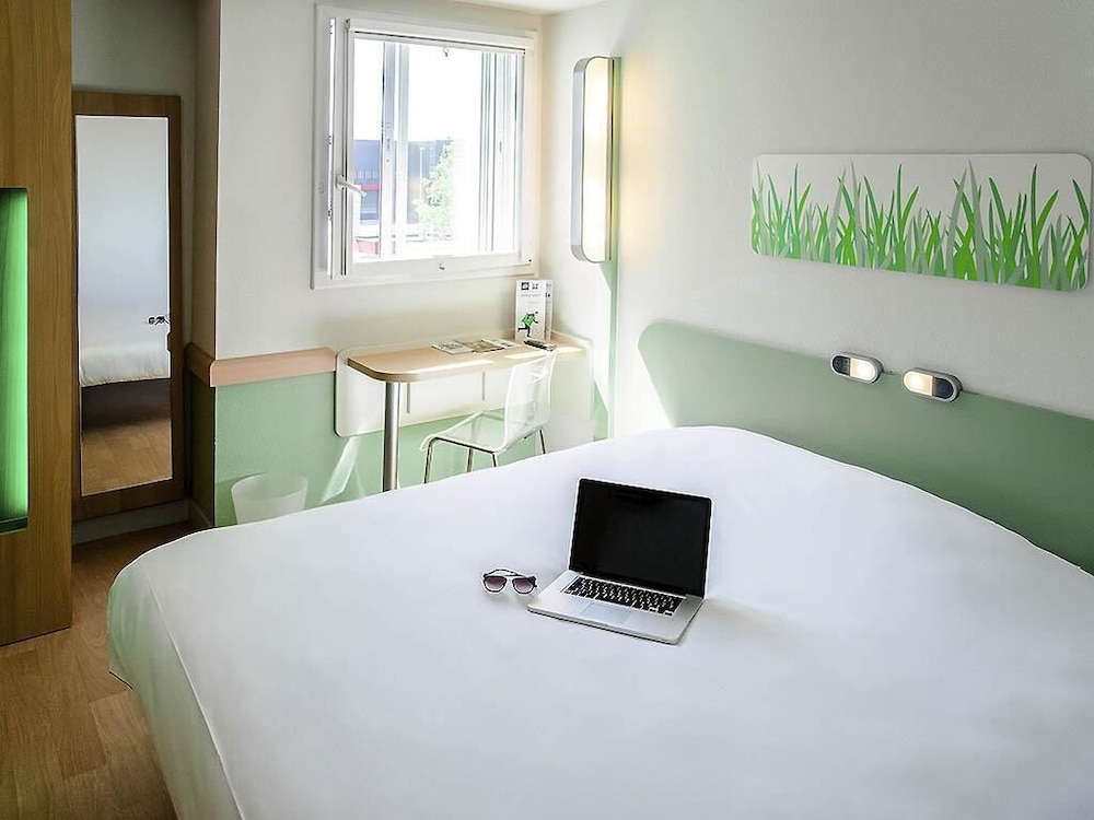 Habitación DOBLE con una cama de gran tamaño del hotel Ibis Budget Aeroport Le Bourget Garonor. Foto 4